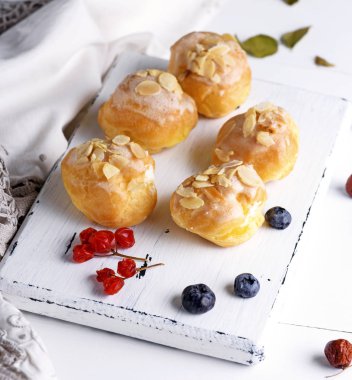 Bademli muhallebi ile pişmiş profiterol serpilir 