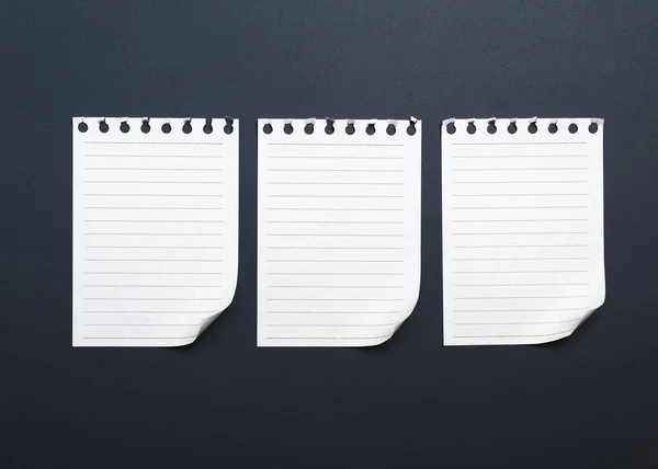 Drei leere weiße Papierblätter aus einem Notizblock gerissen — Stockfoto