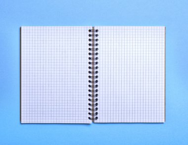 mavi bir arka plan üzerine bir kutu içinde boş Not defterini açın