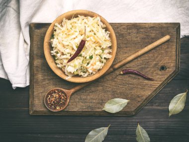 havuç ve yeşil soğan kahverengi ahşap kase ile lahana turşusu