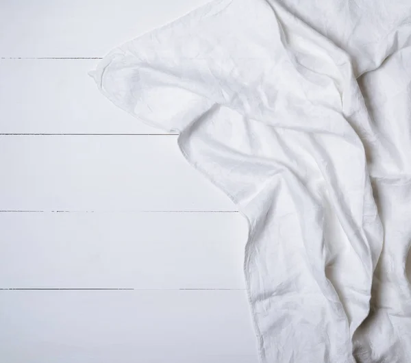 Beyaz ahşap zemin üzerinde beyaz Tekstil peçete — Stok fotoğraf