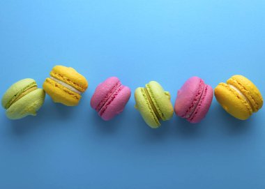 çok renkli kek krem ile badem unu üst üste yalan 