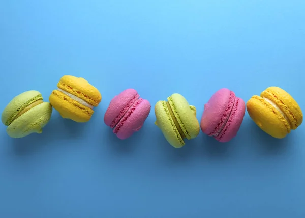 Veelkleurige taarten van amandel meel met room liggen in een rij — Stockfoto