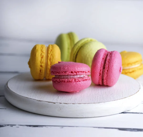 Bolos multicoloridos de farinha de amêndoa com creme — Fotografia de Stock