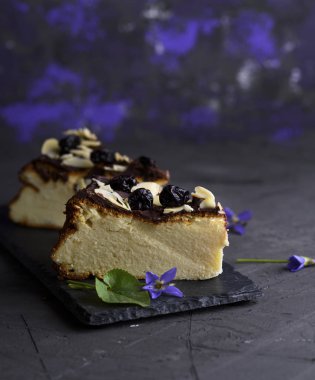parçası cheesecake siyah bir zemin üzerine 