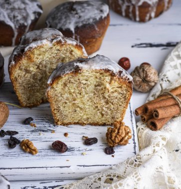 Beyaz limon sır ile pişmiş Paskalya kek 