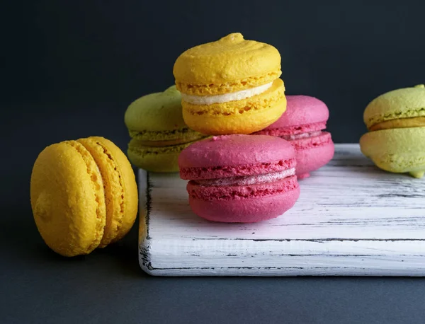 Bolos assados multicoloridos de macarons de farinha de amêndoa — Fotografia de Stock