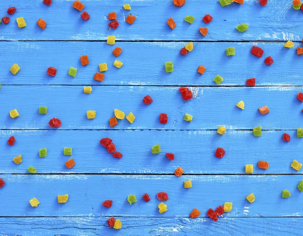 mavi arka plan ahşap plakalar ve renkli şeker