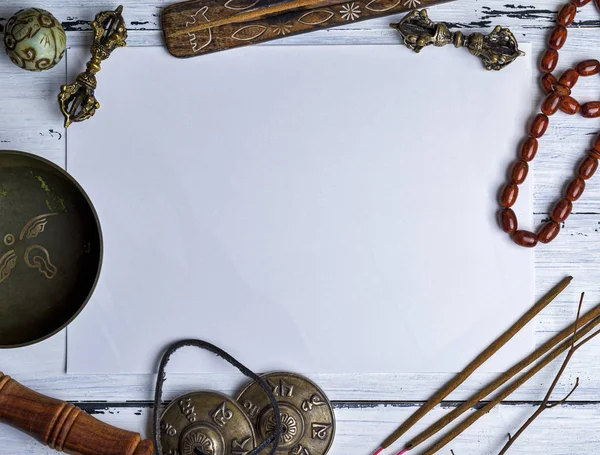 Cuenco de cobre, perlas de oración, tambor de oración, bolas de piedra y — Foto de Stock