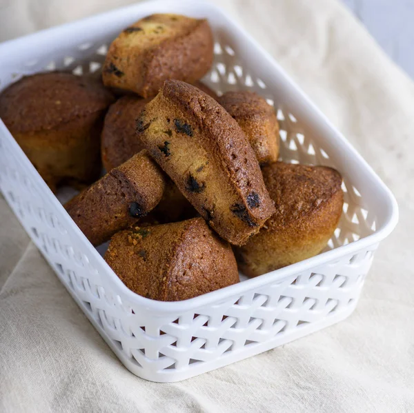 Runde gebackene Muffins mit Trockenfrüchten und Rosinen — Stockfoto