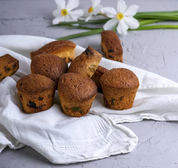Kleine runde gebackene Muffins mit Trockenfrüchten und Rosinen auf einem weißen — Stockfoto