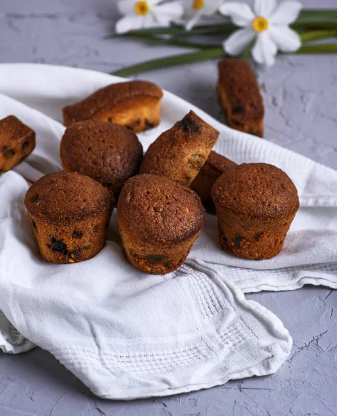 Kleine runde gebackene Cupcakes mit Trockenfrüchten und Rosinen — Stockfoto