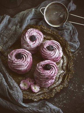 pembe yuvarlak havadar marshmallow bakır eski tabakta çilek ile