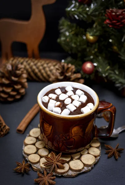 Mugg med varm choklad och små vita marshmallow skivor — Stockfoto