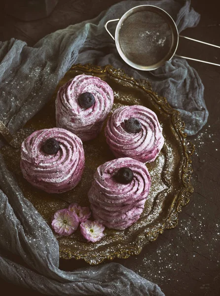 pembe yuvarlak havadar marshmallow bakır eski tabakta çilek ile