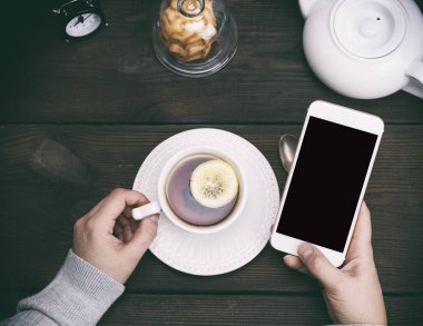 Şu kadın h boş bir siyah ekran ile beyaz smartphone