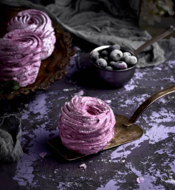 böğürtlen arkasında bir demir spatula üzerinde büyük yuvarlak lokum