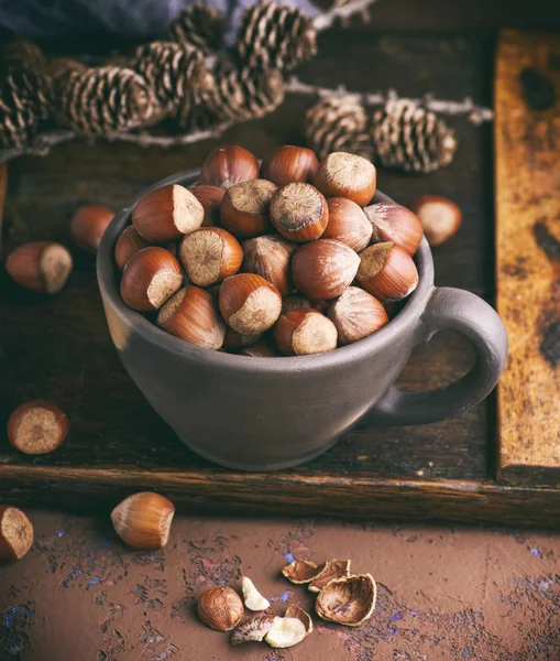 Орех в скорлупе в чашке коричневого когтя — стоковое фото