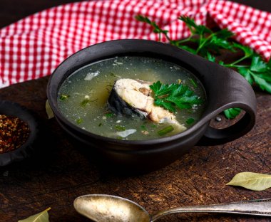 Uskumru bir kahverengi kil plaka ile haşlanmış balık çorbası