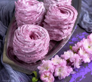 büyük yuvarlak havadar marshmallow ile yaban mersini bir demir plaka üzerinde