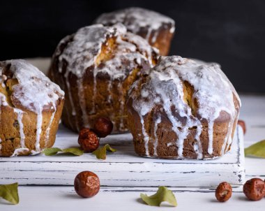 Beyaz limon sır ile pişmiş Paskalya kek 