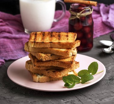 Fried kare adet seramik bir pembe plaka beyaz buğday unu
