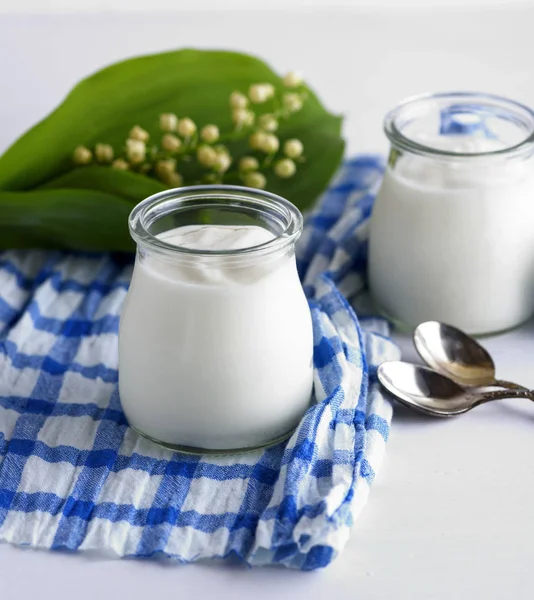 Yogur casero en un frasco de vidrio —  Fotos de Stock