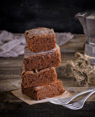 yığın kare adet kek ve iki demir çatal