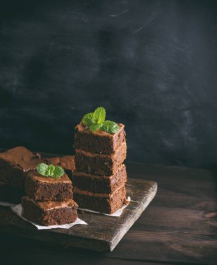 iki kare parçalar çikolata pişmiş kek pastası yığınları 