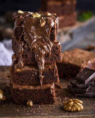 bir yığın fırında kahverengi kek pastası