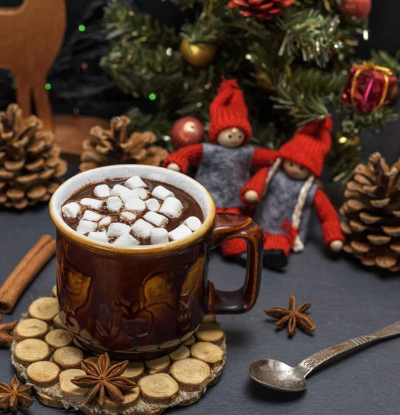 Brown ceramic mug with hot chocolate — Stock Photo, Image