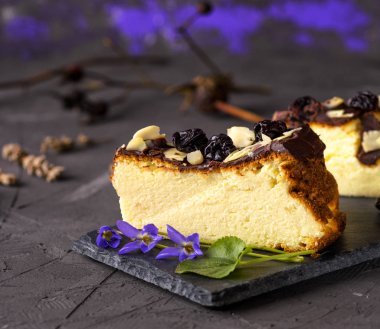 parçası cheesecake siyah bir zemin üzerine