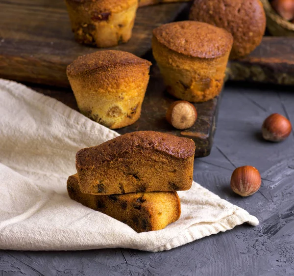 Gebackene Muffins mit Trockenfrüchten und Rosinen — Stockfoto
