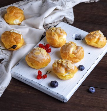 Beyaz krema, üstten görünüm ile pişmiş yuvarlak profiterol