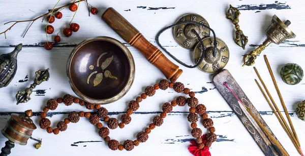 Bakır şarkı kase, tespih, dua davul ve diğer Tibet dini nesneleri için Beyaz ahşap zemin üzerinde meditasyon ve alternatif tıp