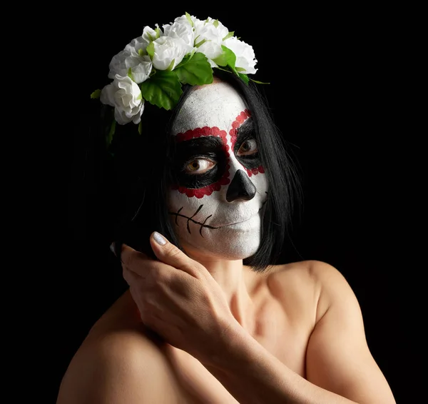 Menina bonita nova com máscara de morte mexicana tradicional — Fotografia de Stock