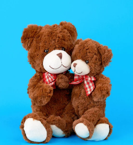 Zwei braune Teddybären mit Schleifen um den Hals, ein kleiner — Stockfoto