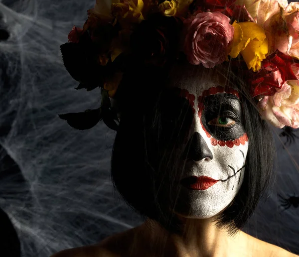 Menina bonita com máscara de morte mexicana tradicional. Gato Calavera — Fotografia de Stock