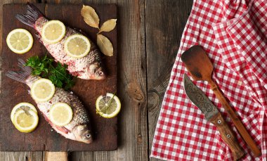 Baharat ve limon serpiştirilmiş taze haç balığı. 