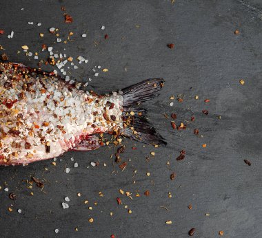 Kuyruk taze haç balığı baharat serpiştirilmiş. 