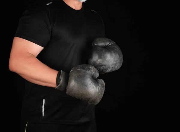 Hombre está parado en un estante de boxeo, vistiendo muy viejo boxi negro vintage —  Fotos de Stock