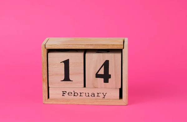 Wooden calendar with the date February 14 on a pink background — Stock Photo, Image