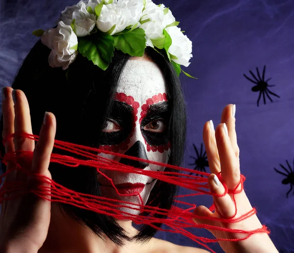 Menina bonita nova com máscara de morte mexicana tradicional — Fotografia de Stock
