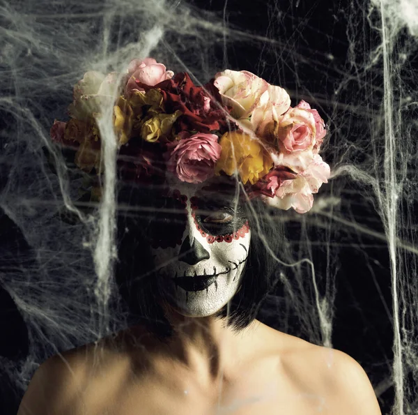 Hermosa chica con máscara de muerte mexicana tradicional. Gato Calavera — Foto de Stock