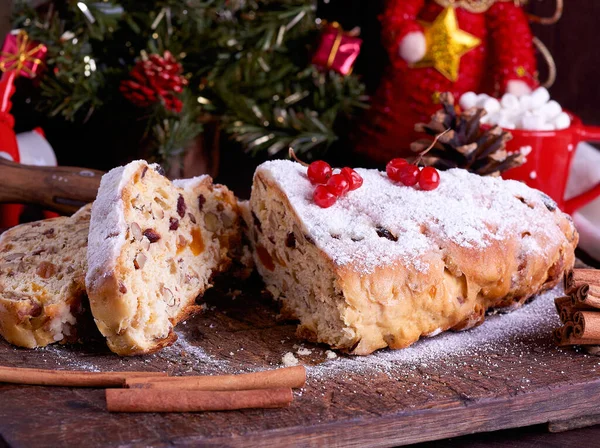 Stollen un pastel europeo tradicional con frutos secos y fruta confitada — Foto de Stock