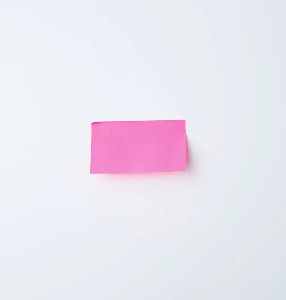 Růžová obdélníková samolepka na bílém pozadí — Stock fotografie