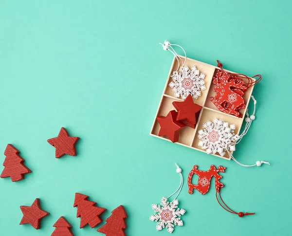 Dřevěné vyřezávané vánoční ozdoby pro vánoční stromek na gru — Stock fotografie