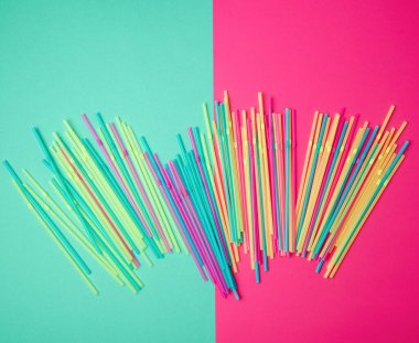 Çoklu cc 'lik bir kokteyl için çok renkli plastik tüpler yığını