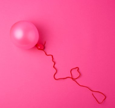 Pembe arka planda şişirilmiş pembe hava balonu