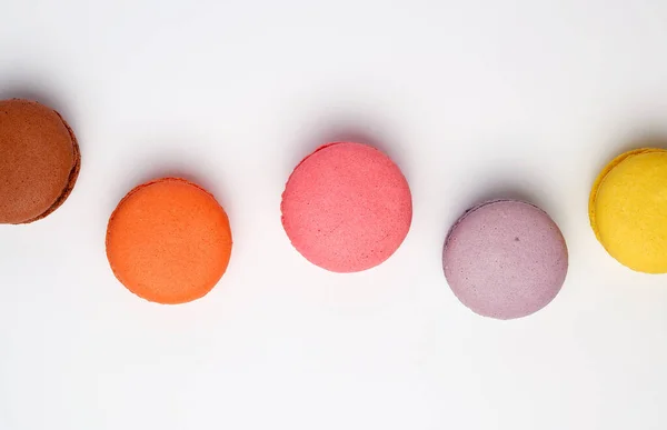 Farine d'amande au macaron colorée sur fond blanc — Photo